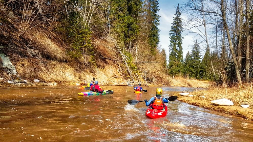 Spring kayaking in Amata river _ Escaperies