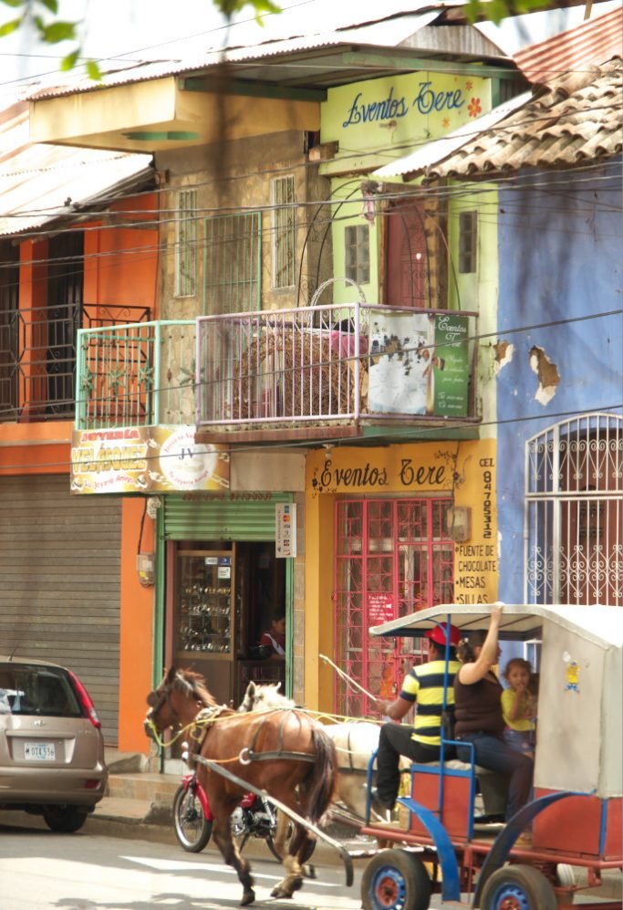 Escape_travel_Nicaragua_streets_horses