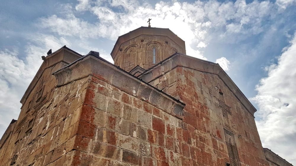 Gergeti Trinity Church 01_ Kazbegi Gerogia _ Stepantsminda _ Escaperies