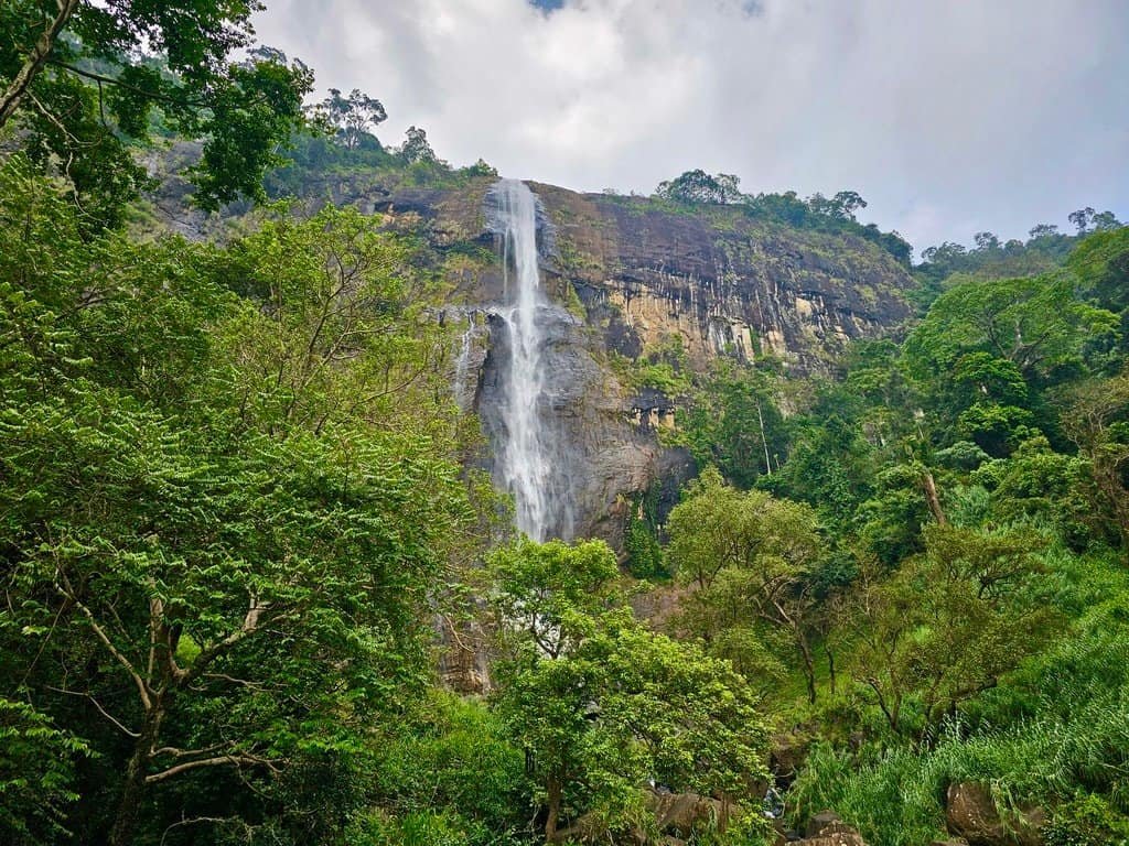 Diyaluma Falls - Sri Lanka - Escaperies